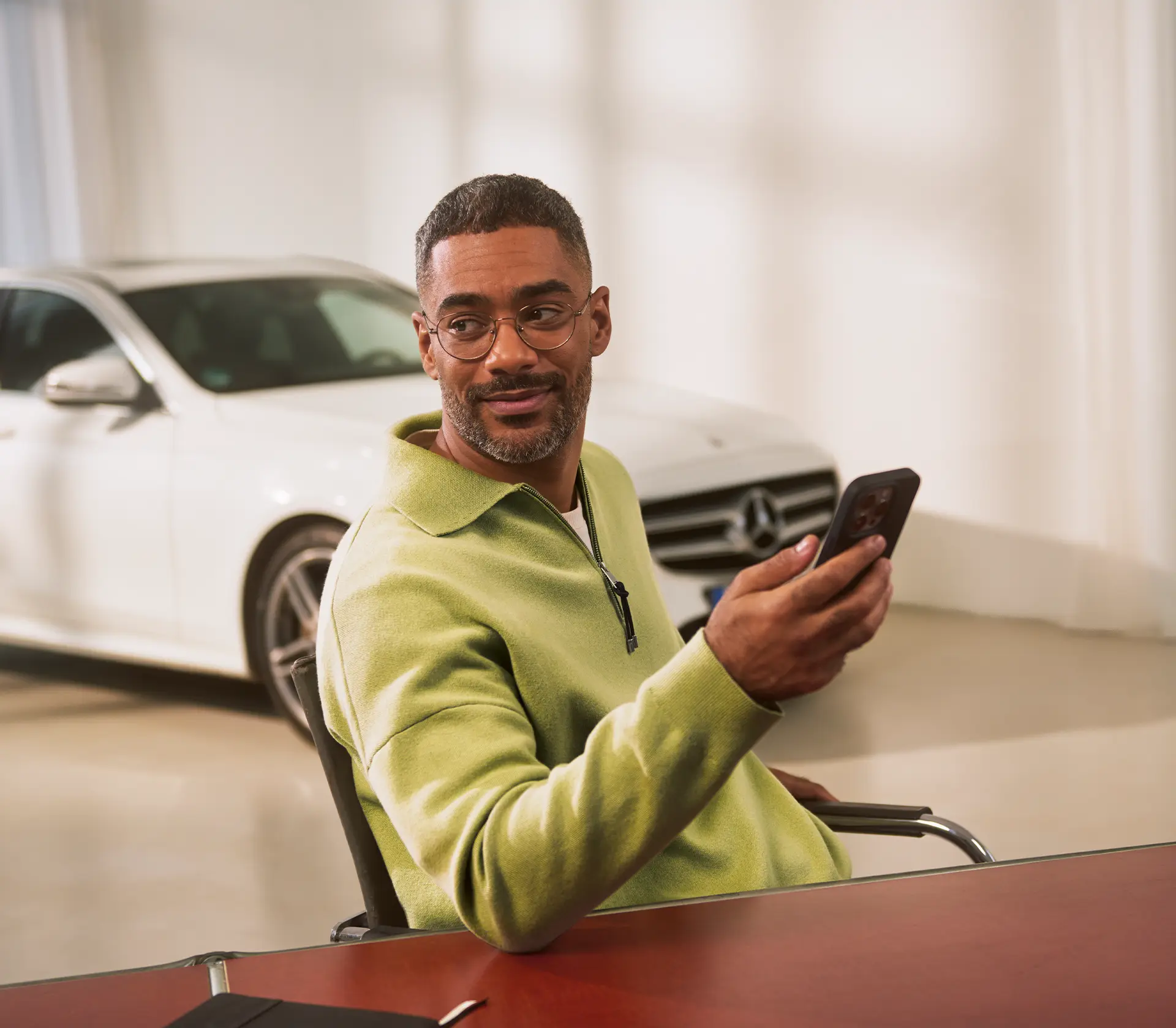 Mann wartet am smartphone auf Verkäufer